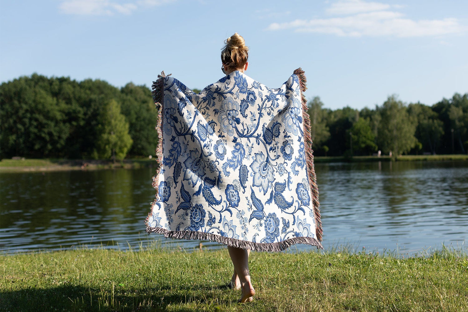 Blue and White Floral Chinoiserie Woven Blankets 52x37 inch / Graphics Blue and White Floral Chinoiserie Woven Blankets 52x37 inch / Graphics