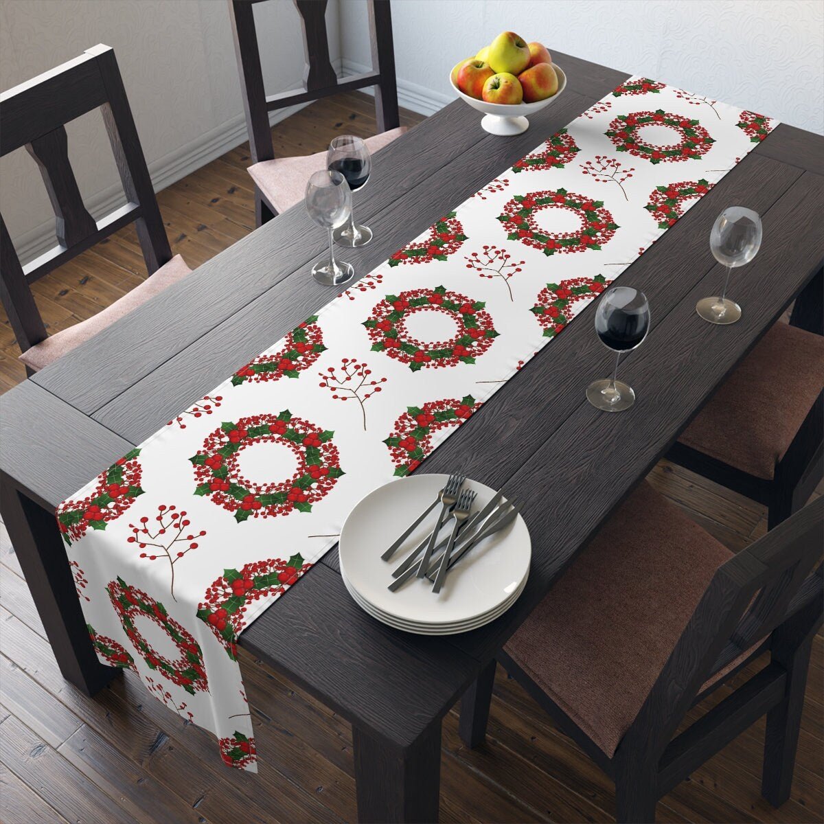 Kate McEnroe New York Christmas Table Runner, Mistletoes, Holly, Red Berries Holiday Home Decor, Christmas Wreath Table Linens, Holiday Party Tabletop DecorationTable Runners28267621095711866060