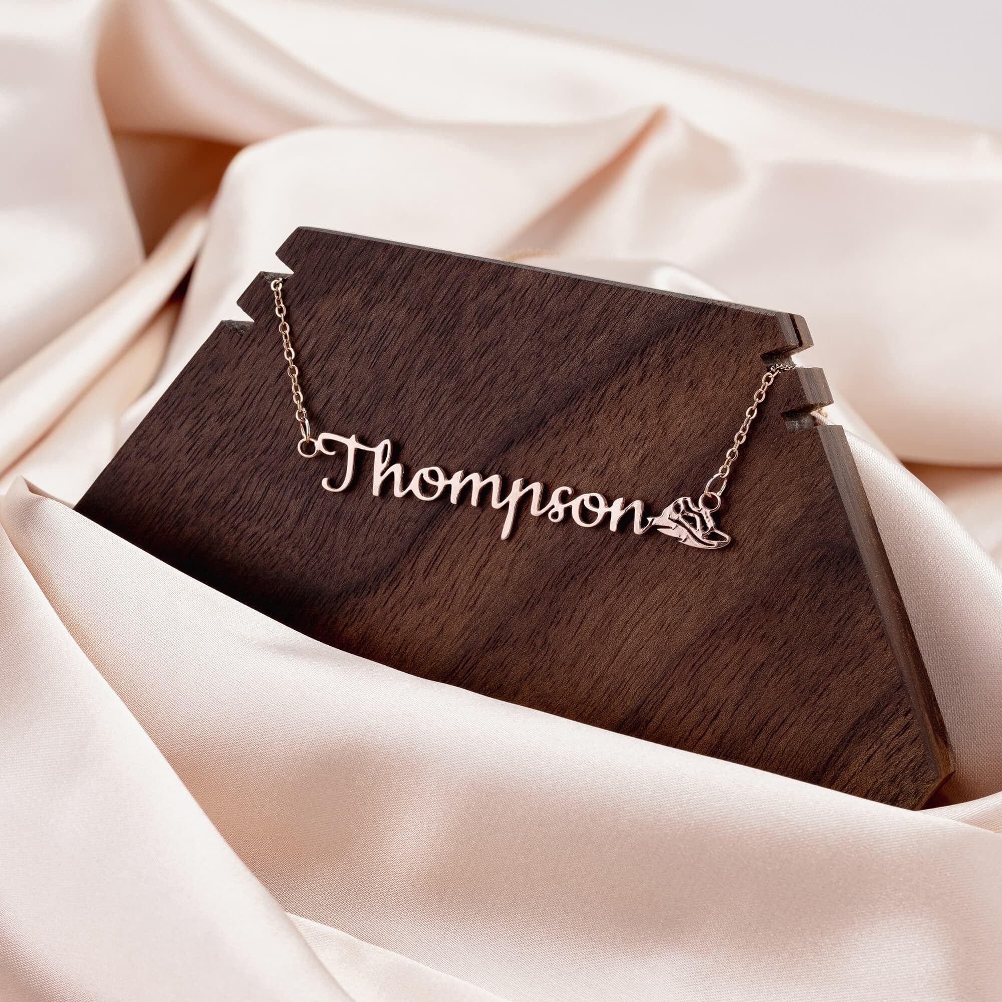 Kate McEnroe New York Personalized Sports Mom 18k Gold NecklaceNecklacesNCKRSGCHN01 - TRK