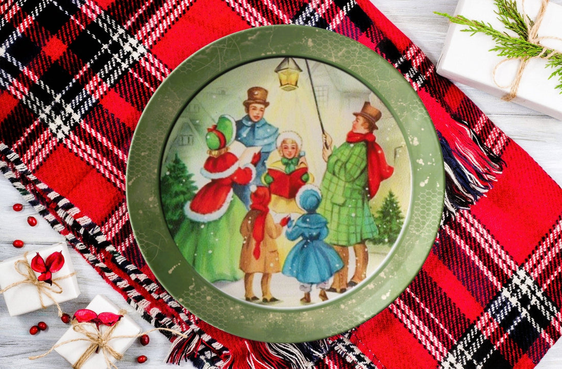 Kate McEnroe New York Vintage Green Christmas Carolers Scene Dinner PlatePlatesP20 - VIN - GRE - 4AS